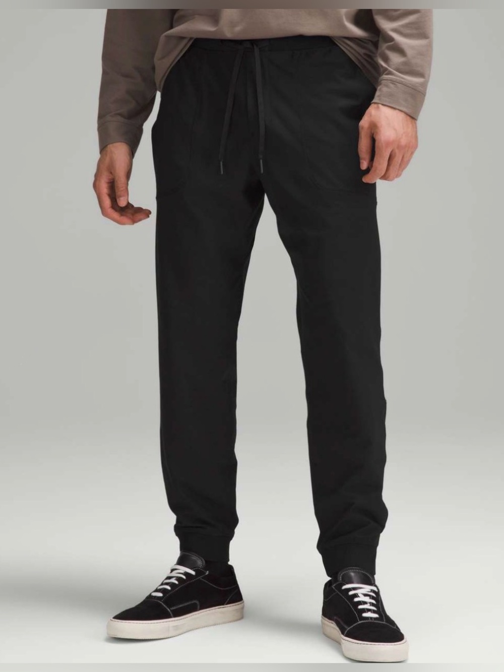 Lululemon Men’s ABC Jogger Shorter
Black. Size XL